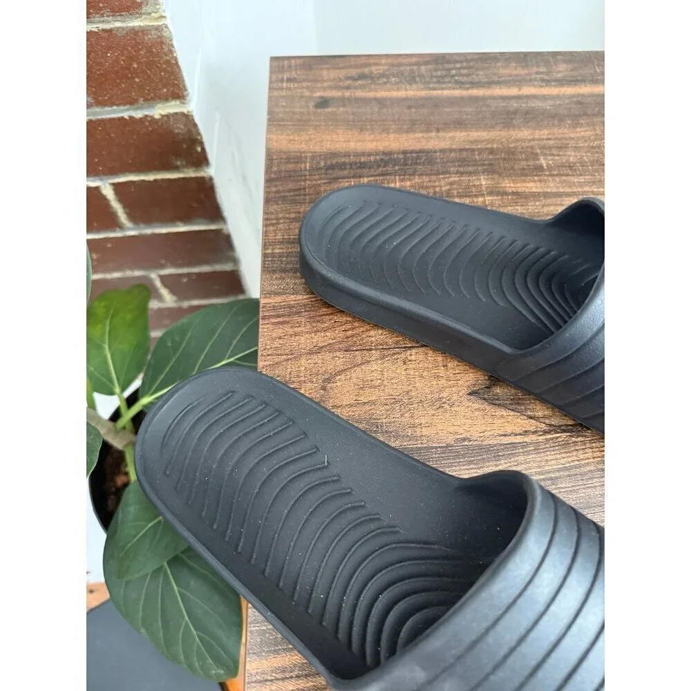 Men’s size 9 black slide slippers